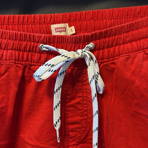 Red Levi’s capri joggers - Picture 2 of 6